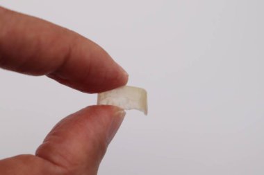 Tırnakları kopmuş biri.