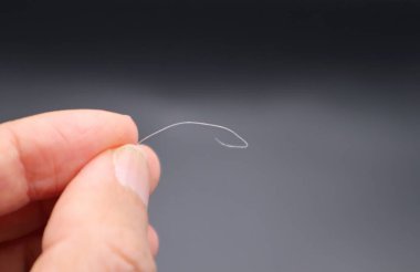 Saçları ağarmış biri.