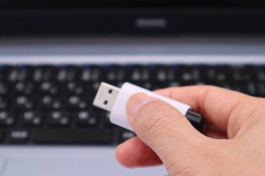 USB belleğe sahip kişi