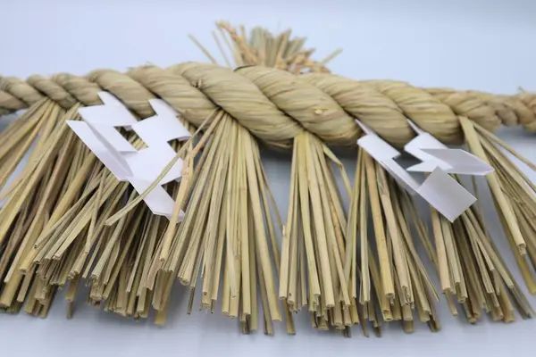 Eski bir Japon Shimenawa ipine yakın çekim