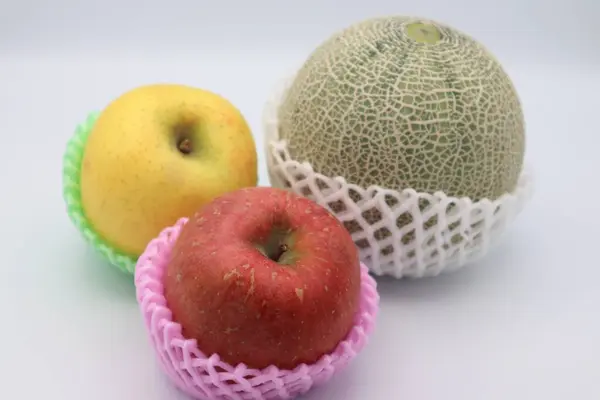 Elma ve kavun yakın.