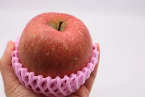 Elma tutan birinin yakın çekimi.