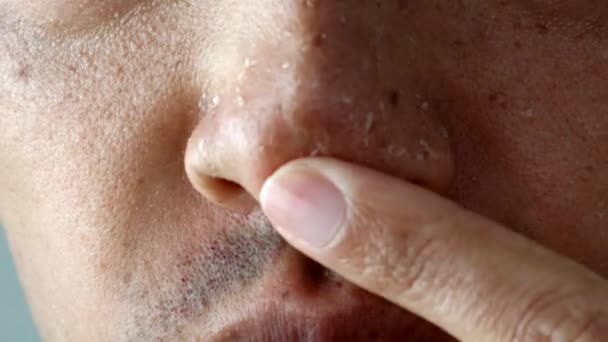Japonais Homme Toucher Son Nez Bronzé — Video