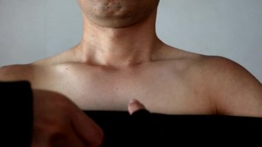 Japon adam giyiniyor.