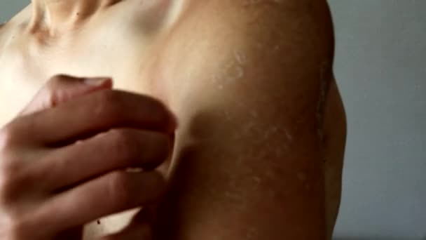 日焼けした肌を傷つける日本人男性 — ストック動画