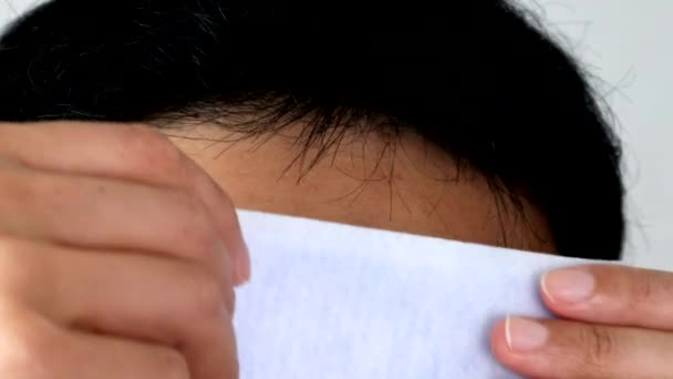 Japonský Muž Dává Čelo Chladící Plachtu — Stock video