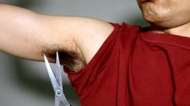 Koltuk altı kılı kesen kişi.