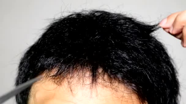 Βίντεο Ενός Άντρα Που Κόβει Μαλλιά Του — Αρχείο Βίντεο