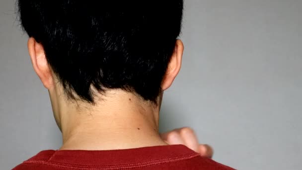 Homem Que Sofre Ombros Rígidos — Vídeo de Stock