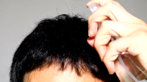 Людина Яка Торкається Волосся — стокове відео