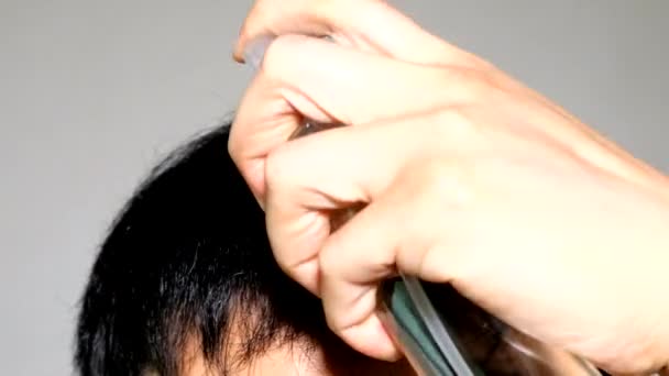 Ein Mensch Der Nass Wird Und Sich Die Haare Setzt — Stockvideo