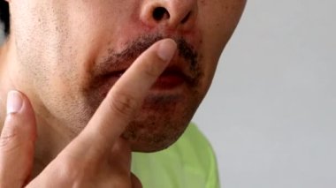 Japon adam sakalına dokunuyor.