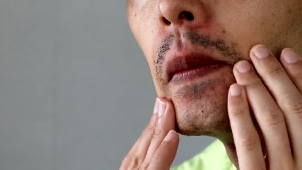 Японский Мужчина Трогает Свою Бороду — стоковое видео