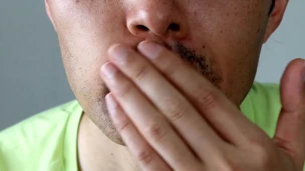 Japaner Berührt Seinen Bart Und Posiert — Stockvideo