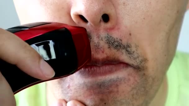 Японський Чоловік Голиться Борода Електричною Голівкою — стокове відео
