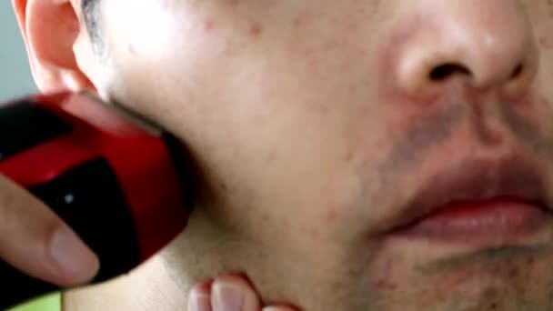 Japaner Rasiert Sich Seinen Bart Mit Einem Elektrorasierer — Stockvideo