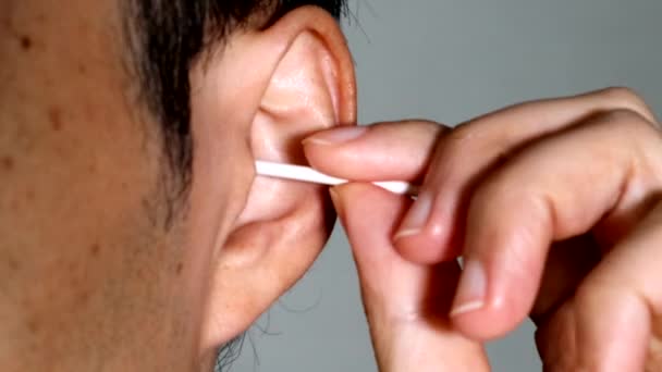 Eine Person Reinigt Sein Ohr Mit Einem Wattestäbchen — Stockvideo