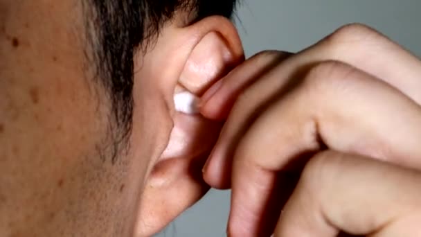 Persoană Care Își Curăță Urechile Tampon Bumbac — Videoclip de stoc