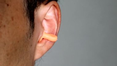 Kulak tıkacı kullanan birinin videosu