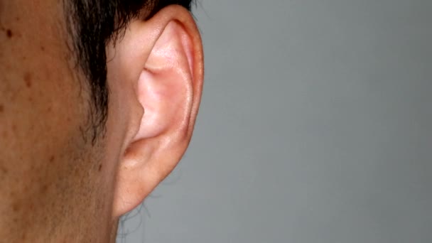 Vídeo Uma Pessoa Usando Tampões Ouvido — Vídeo de Stock