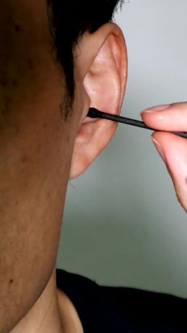 Eine Person Reinigt Sein Ohr Mit Einem Wattestäbchen — Stockvideo
