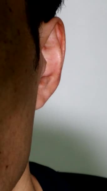 Vídeo Una Persona Con Tapones Para Los Oídos — Vídeos de Stock
