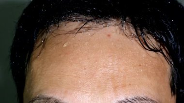 Egzersiz yaptıktan sonra ter akar.