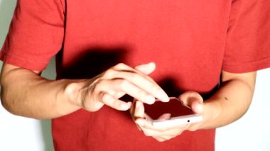 Akıllı telefon kullanan ve poz veren biri.