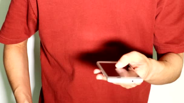 Une Personne Utilisant Smartphone Tenant Une Liasse Factures — Video