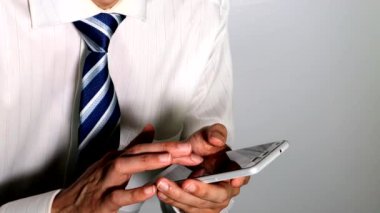 İş adamı telefon etmek için akıllı telefon kullanıyor.