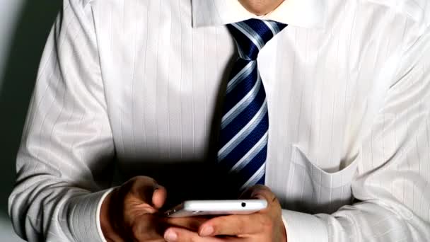 スマートフォンで通話するビジネスマン — ストック動画