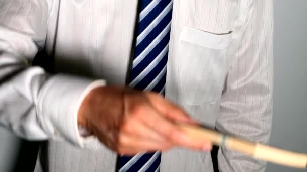 Geschäftsmann Übergibt Ein Bündel Von Scheinen — Stockvideo