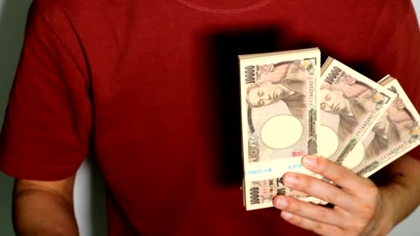 一个拿着一叠钞票摆姿势的人 — 图库视频影像