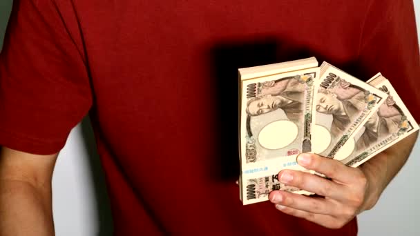 Ένα Άτομο Που Ποζάρει Ένα Μάτσο Χαρτονομίσματα — Αρχείο Βίντεο