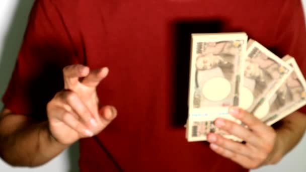 Una Persona Posa Con Una Mazzetta Banconote — Video Stock