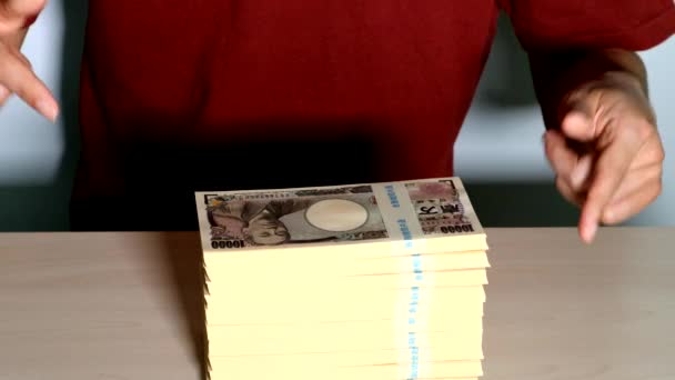 一个指着一堆钞票的人 — 图库视频影像