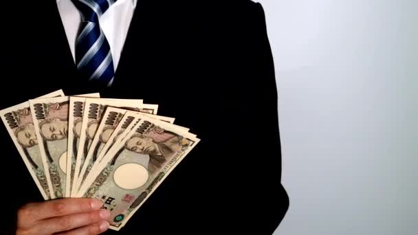 お金でポーズするビジネスマン — ストック動画