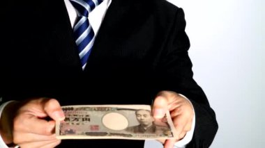 İş adamı parayı teslim ediyor.