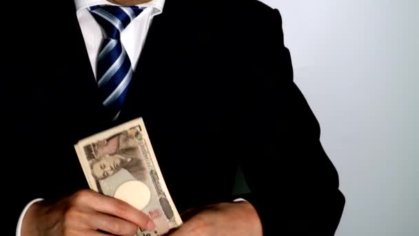 Cebinde Banknotlarla Poz Veren Bir Adamı — Stok video