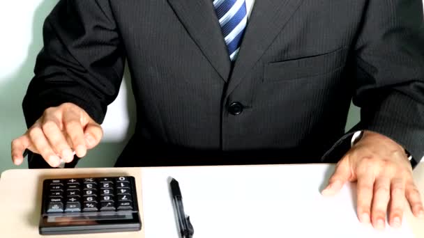 Бизнесмен Рассчитывает Помощью Калькулятора — стоковое видео