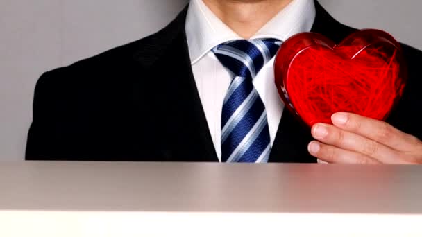 Бізнесмен Тримає Серце Вказує — стокове відео