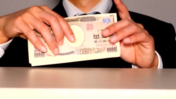 Geschäftsmann Steckt Geldscheine Die Tasche — Stockvideo