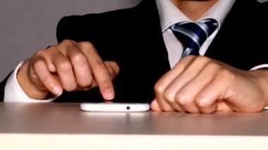 Akıllı telefon kullanan bir iş adamı.