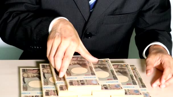 Zakenman Overhandigt Een Grote Hoeveelheid Geld — Stockvideo