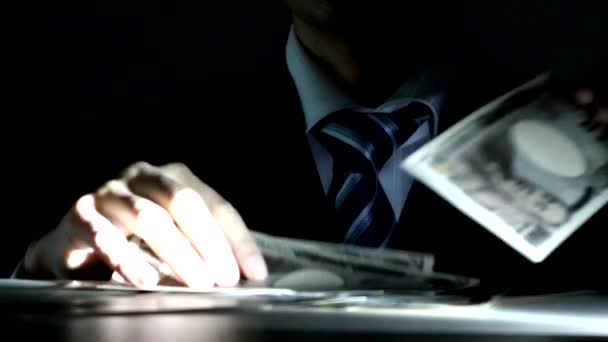 Бизнесмен Трогает Банкноты Темноте — стоковое видео