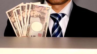 Banknotları ve kalbi olan bir iş adamı.