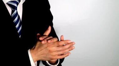 İş adamı alkışlıyor ve parayı teslim ediyor.
