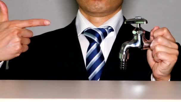 水蛇口を持ち 指差しているビジネスマン — ストック動画