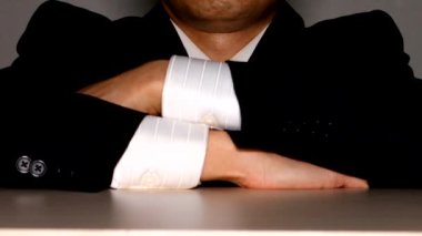 İş adamı kollarını kavuşturuyor.