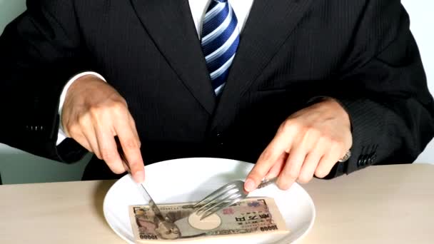お金を食べるビジネスマンのビデオ — ストック動画